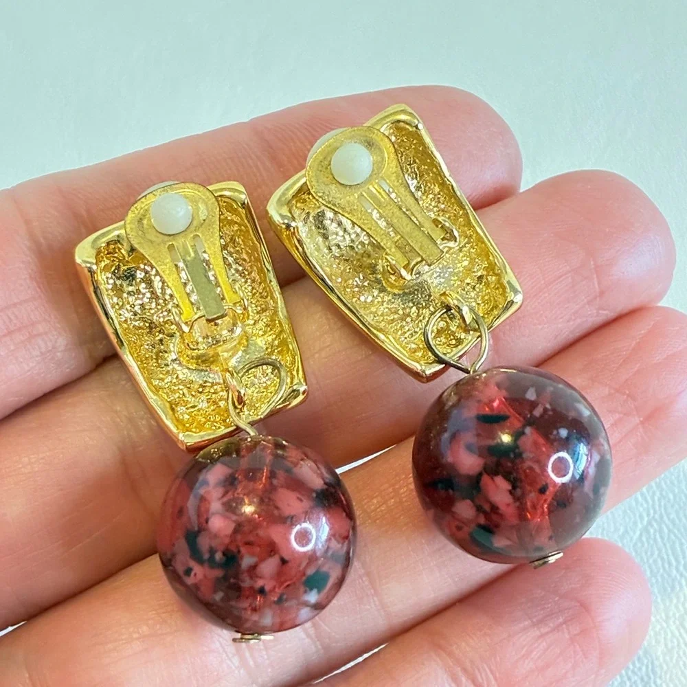 Vintage Gold Tone Clip‎ On Earrings Marble Red Confetti Lucite Bead Geometric